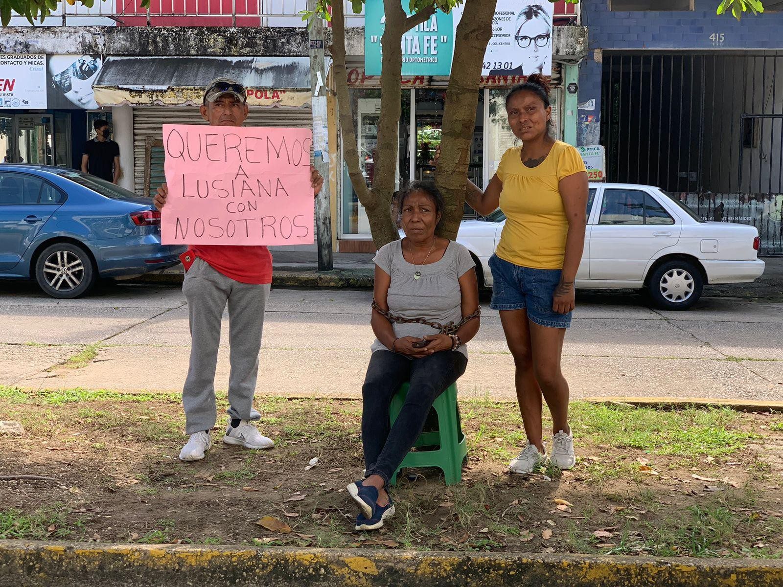 Se encadena frente a Fiscalía abuela de menor rescatada para exigir su entrega