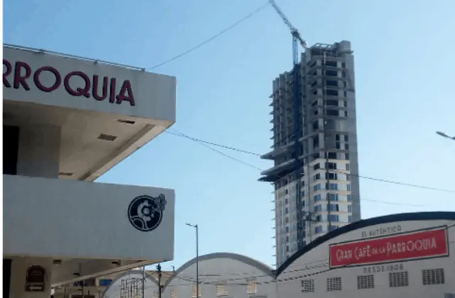 Acusa AMLO corrupción de juez en construcción de Torre Centro