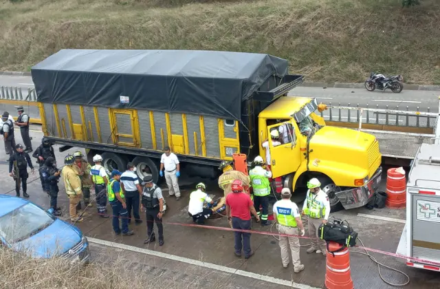 Camión arrolla a trabajadores en la Córdoba-Veracruz; hay un muerto