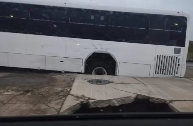 Camión se hunde en socavón en Coatza; chofer abandona la unidad