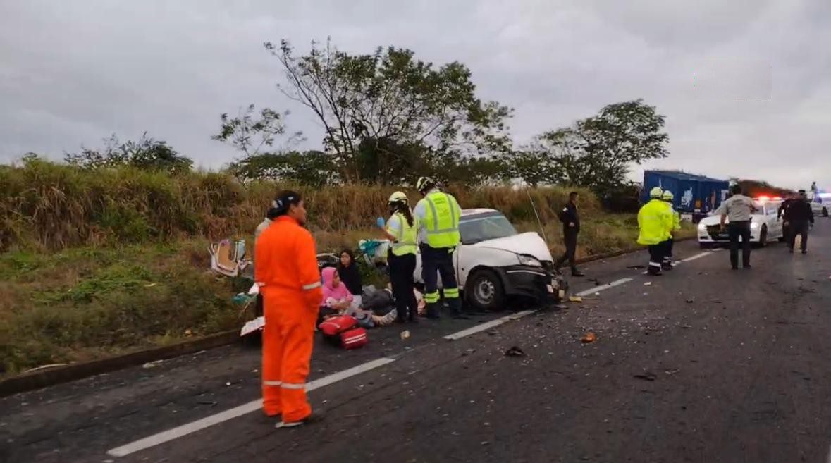 Embiste tráiler a camioneta en carretera a Cosamaloapan; cuatro lesionados graves