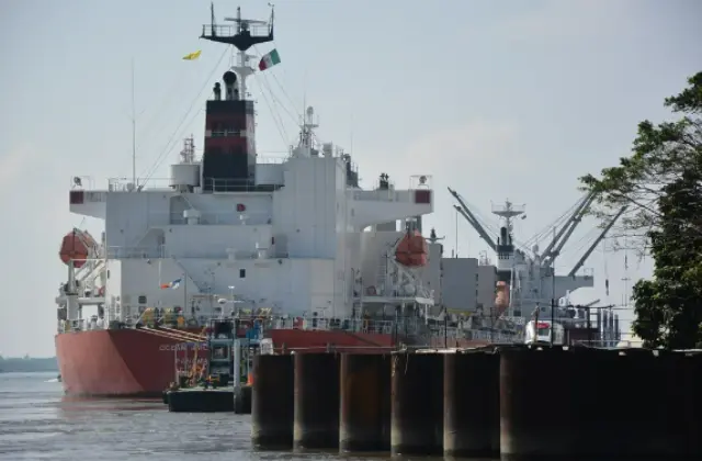 En barco camaronero, banda de huachicol movía diésel en Coatzacoalcos