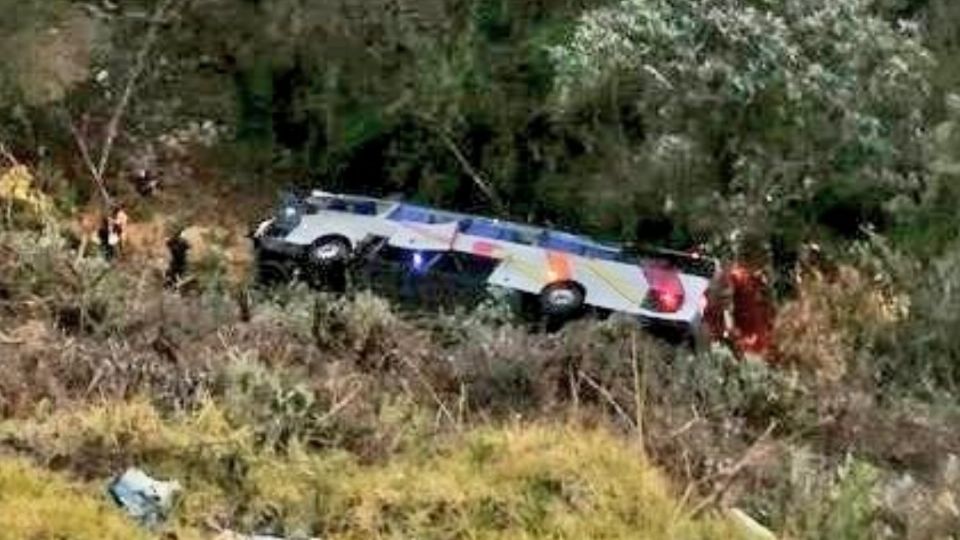 Tragedia en la autopista México-Puebla: un camión de pasajeros cayó a un barranco, hay 1 muerto