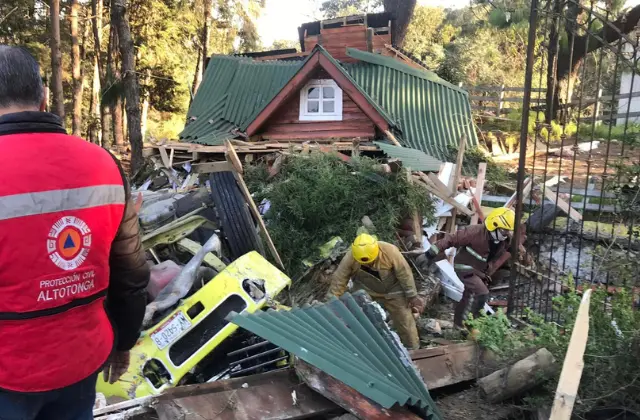 Muere chofer y copiloto de tráiler tras impactar en cabaña en Altotonga