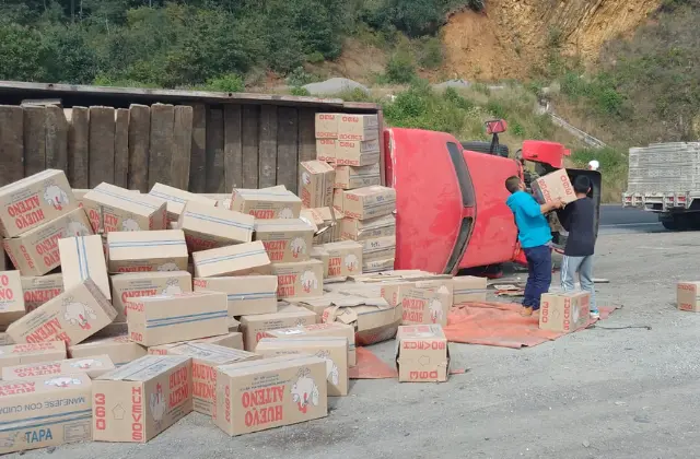 Rapiñan cajas con huevo tras volvadura en cumbres de Maltrata