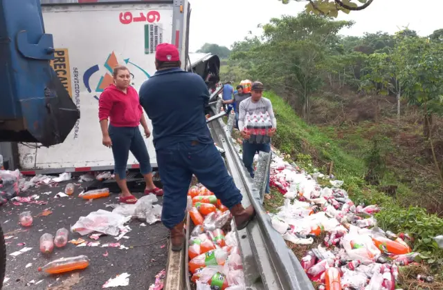 ¡Se llevaron todo! Rapiñan tráiler volcado con refrescos en Las Choapas