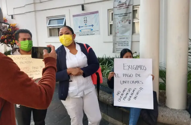 Trabajadores del Hospital Civil en Xalapa, reclaman bono para uniformes