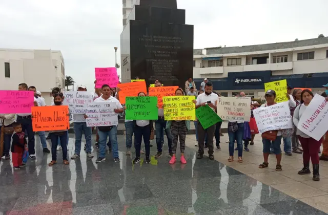 “Vendemos a escondidas”, ambulantes del malecón de Veracruz piden volver