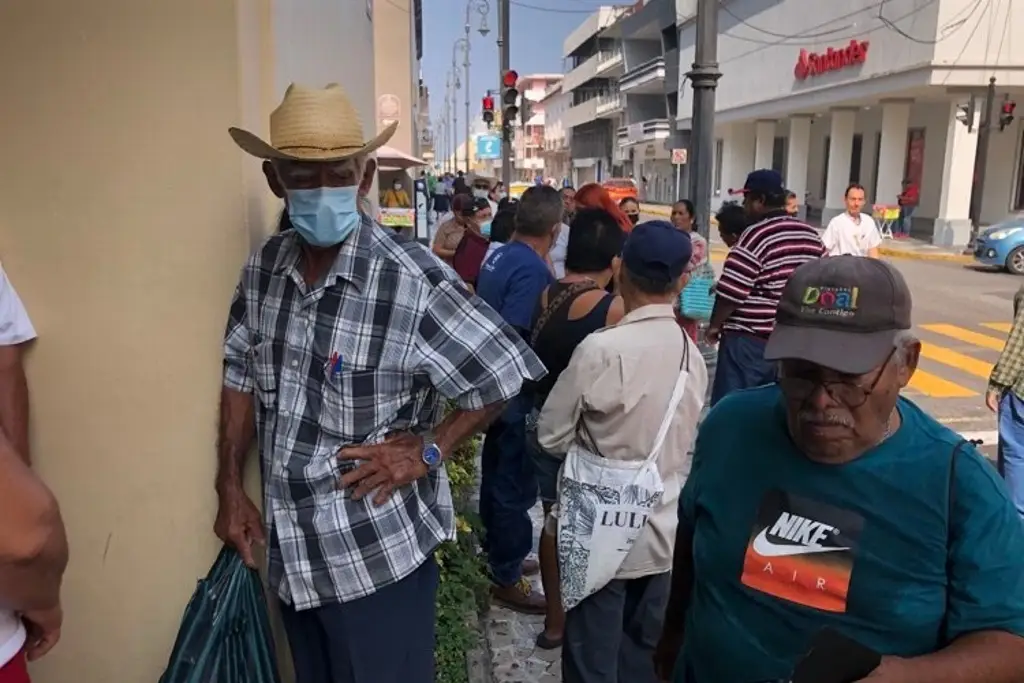 Pensionados del IMSS y del ISSSTE llegan a cobrar, pero no hay depósito en Veracruz