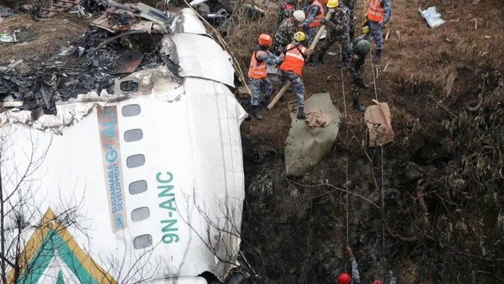 Hallan cajas negras del avión estrellado en Nepal