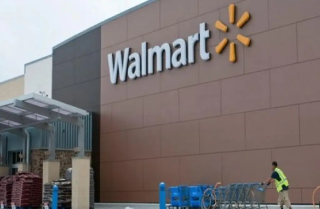 Walmart interpone amparo contra medida que prohíbe exhibir cigarros