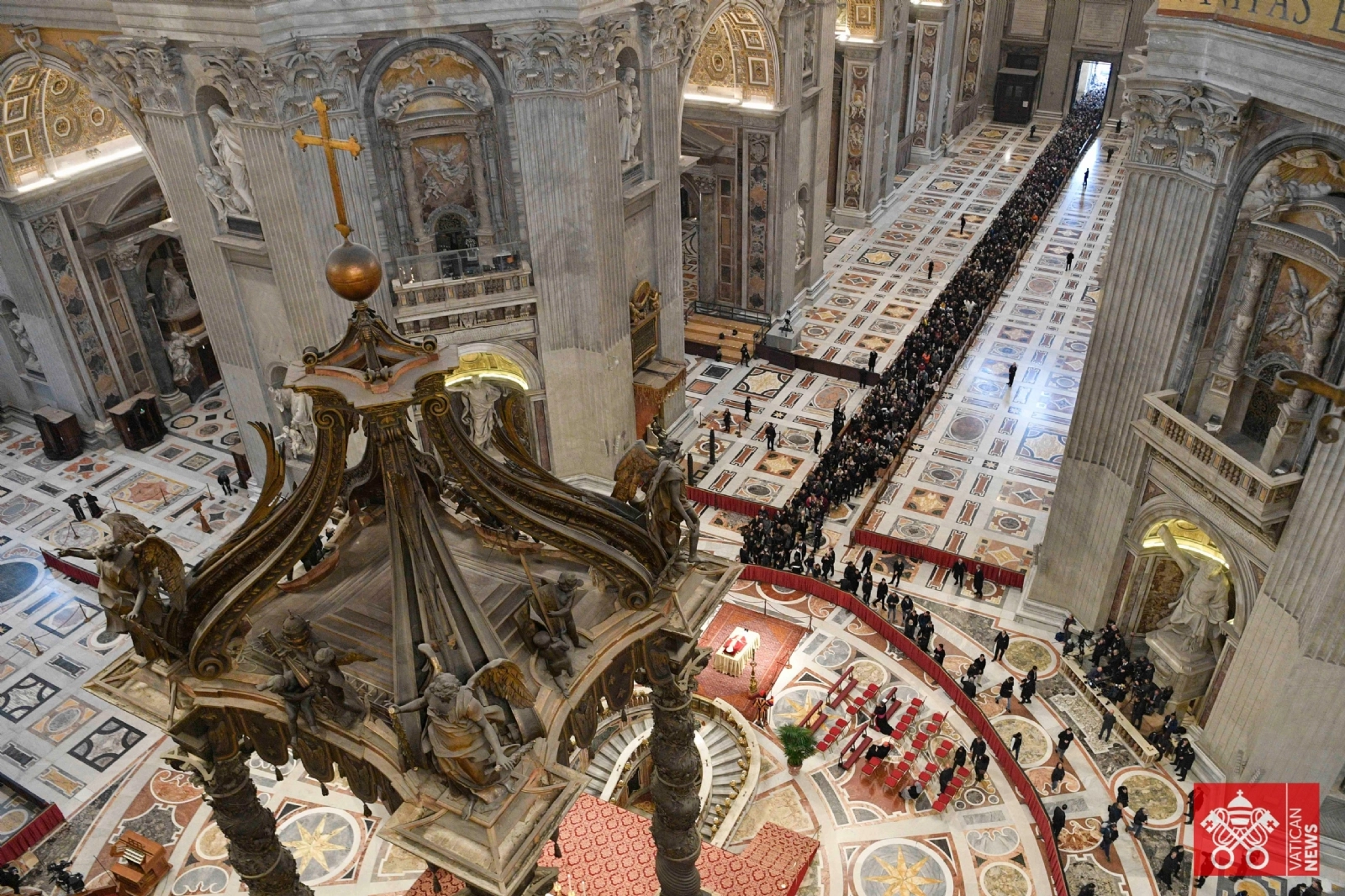 Casi 40 mil personas le han rendido homenaje a Benedicto XVI