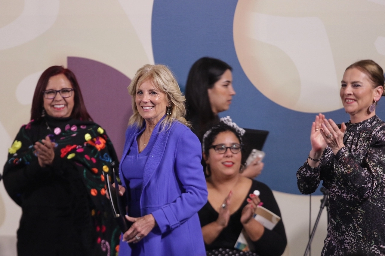 Beatriz Gutiérrez Müller y Jill Biden encabezan sesión de poesía y música ante alumnos de secundaria