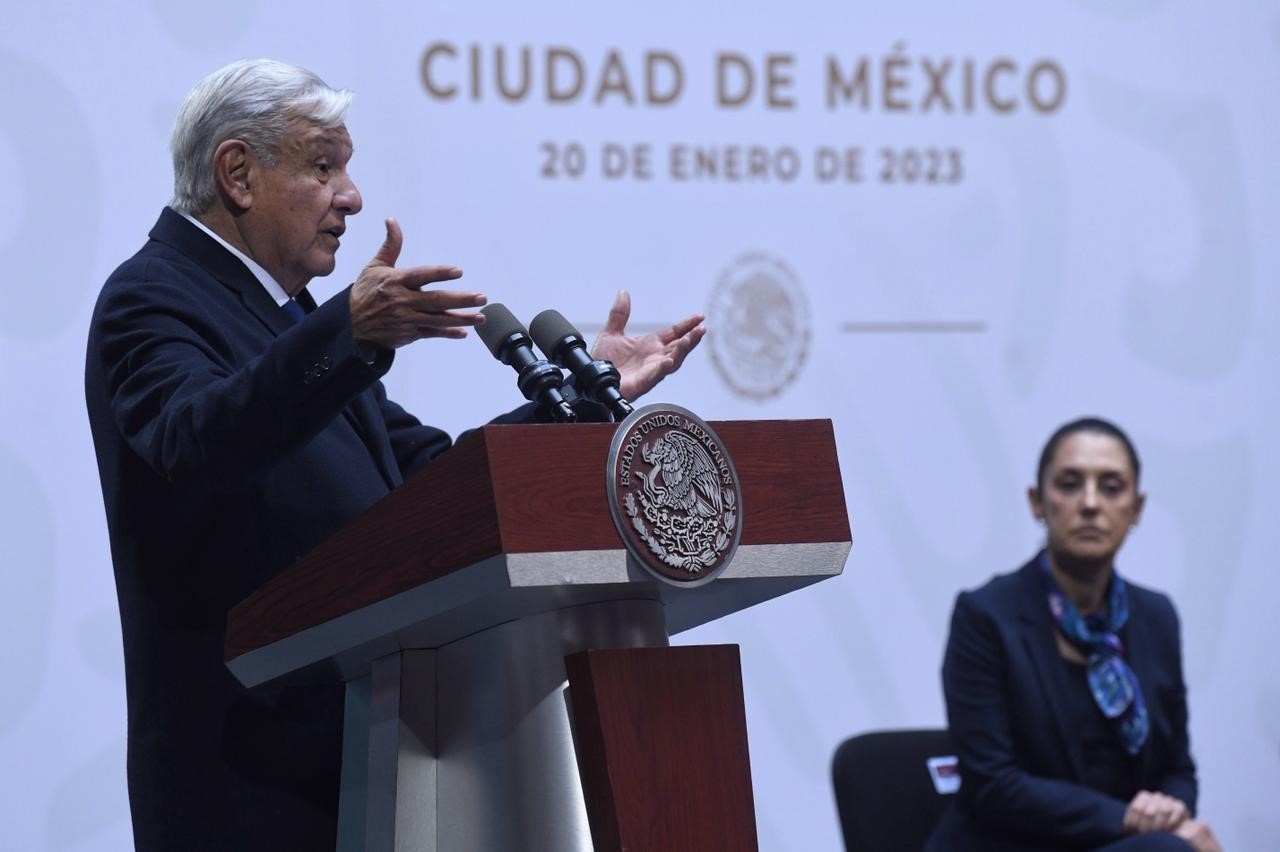 AMLO inicia mañanera con elogios a Claudia Sheinbaum, pero recuerda a sus “otros dos hermanos”