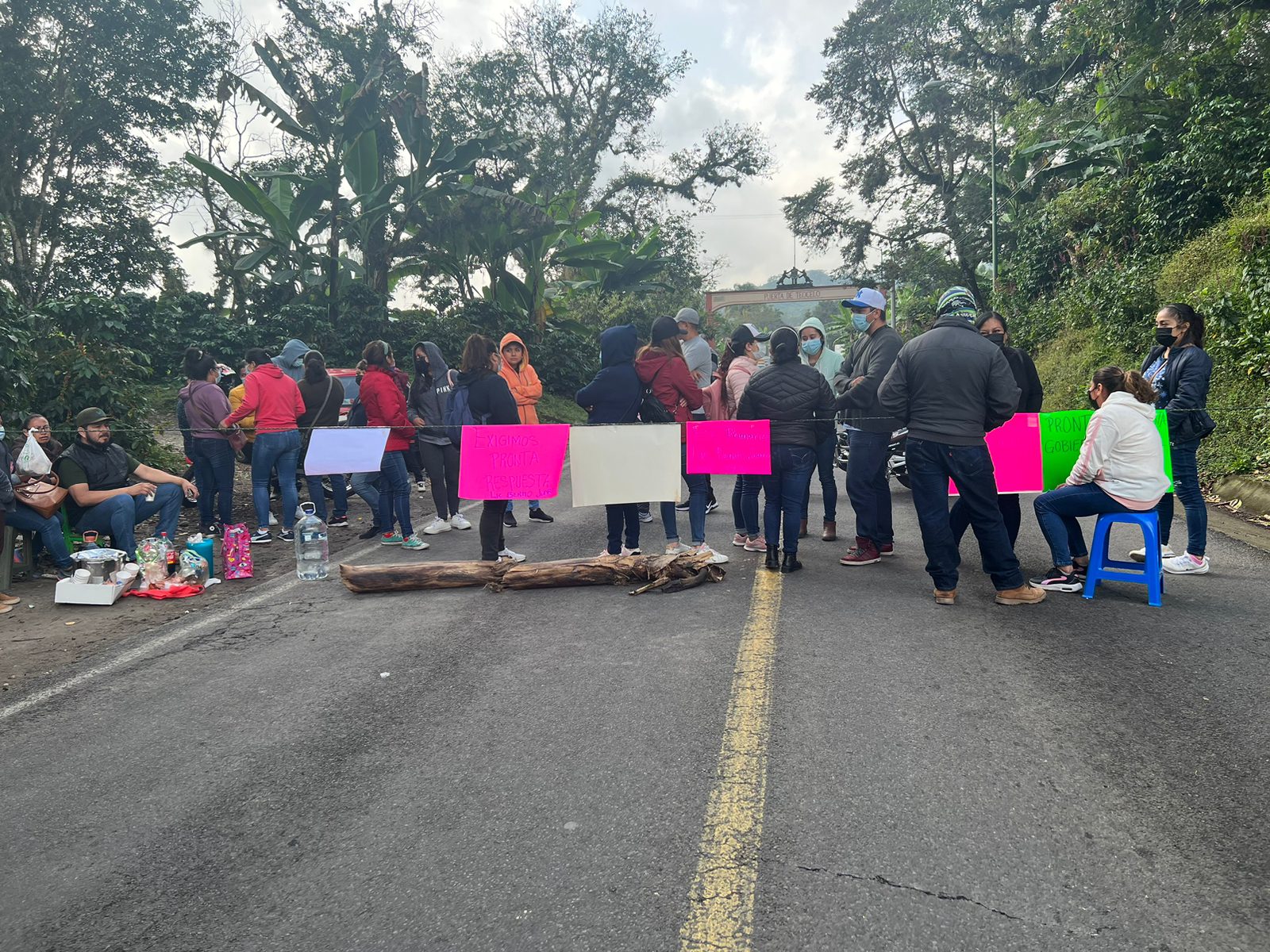 Padres de familia de escuela primaria en Teocelo bloquean carretera para exigir maestros