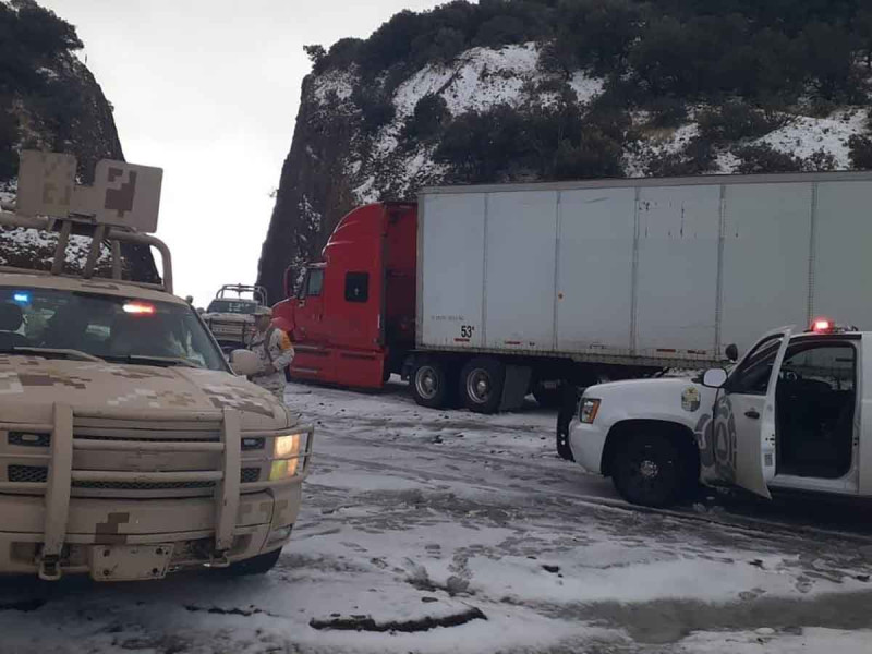 Cierran carretera por nevada en Chihuahua