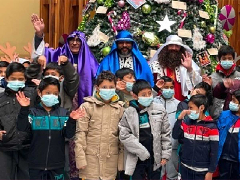 Cientos de niñas y niños van al Palacio Postal a dejar su cartita a los Reyes Magos