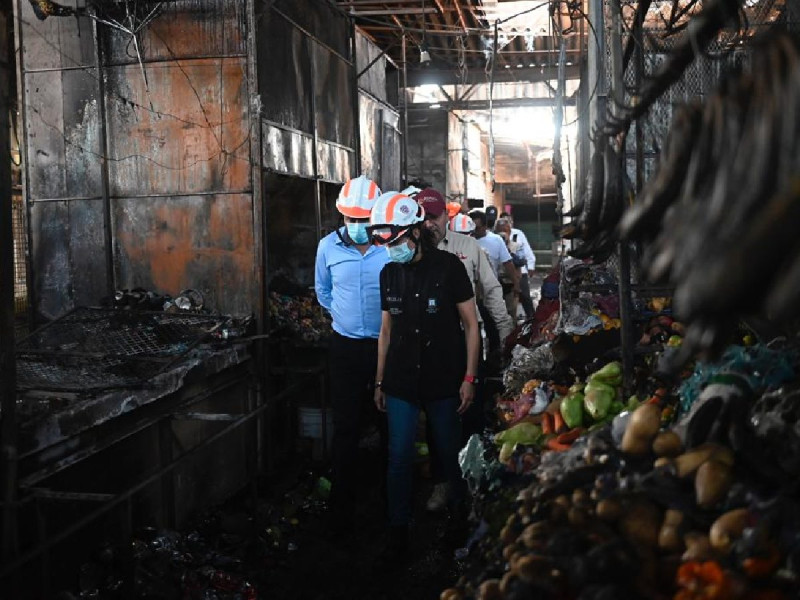 Incendio dañó 70% del mercado de Cuautla; Cuauhtémoc Blanco promete reconstrucción