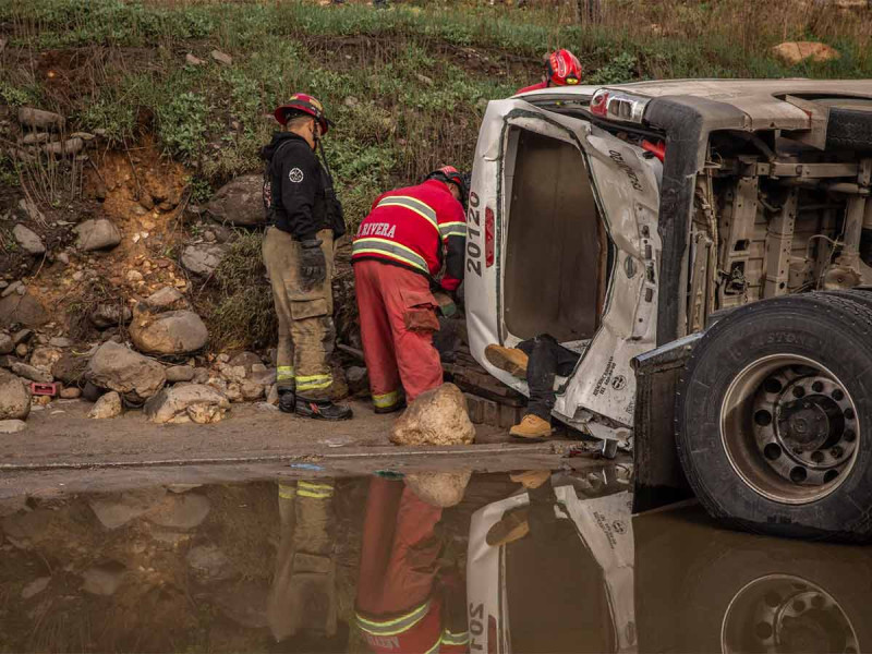 Volcadura de autobús deja 3 muertos y más de 10 heridos en Oaxaca