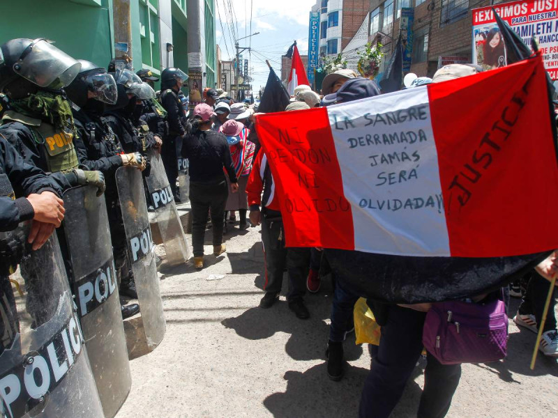 Turba quema vivo a un policía de Perú durante protestas contra el gobierno