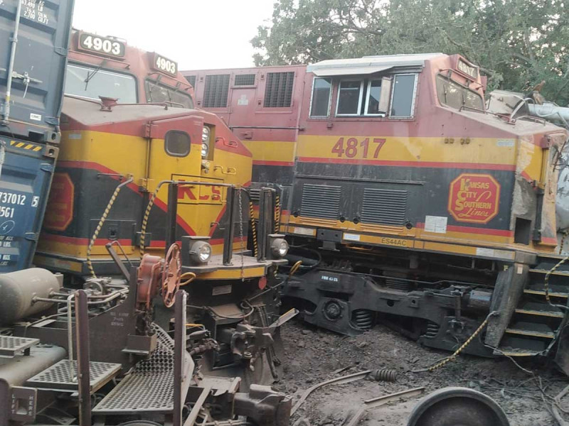 Tráiler descarrila tren en Michoacán; se reportan sólo daños materiales