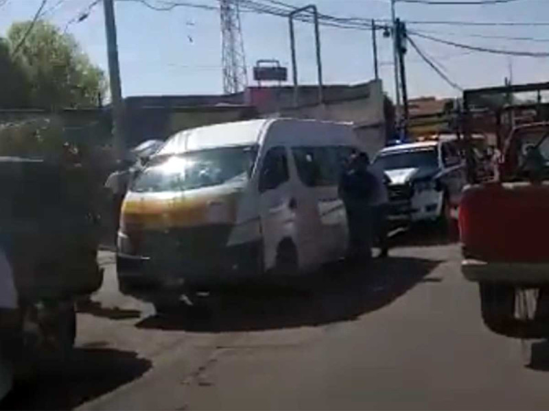 Asesinan a mujer a bordo de combi en Tultepec; le disparon desde una moto