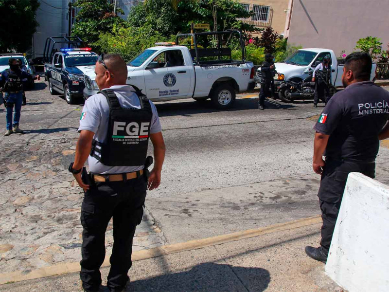 Policías abaten a dos delincuentes en Acapulco; traían cuerpo encajuelado