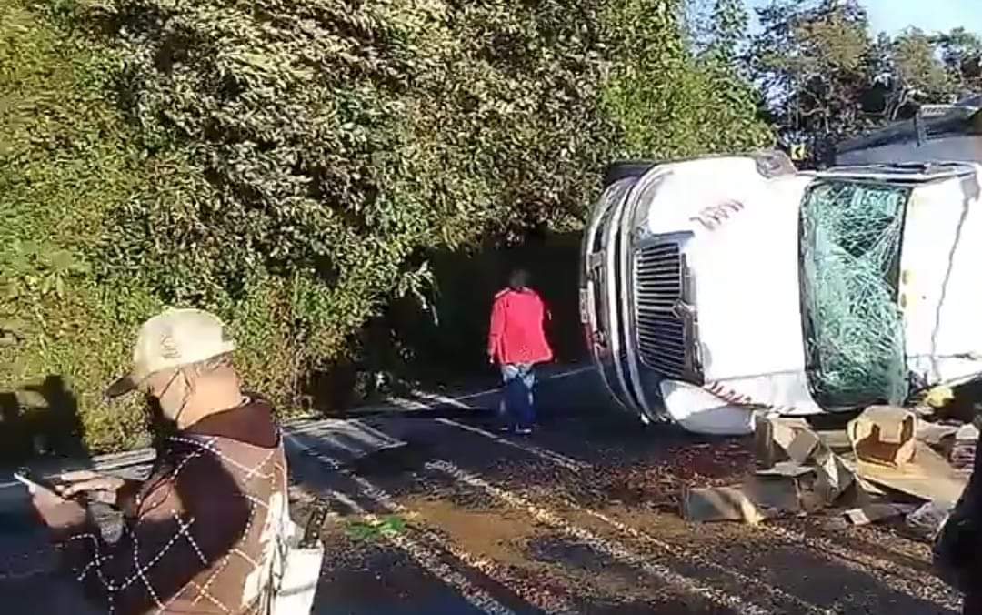 Un muerto tras choque de AU y tráiler, en Atzalan