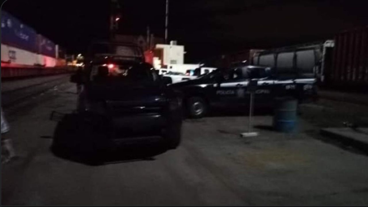 Arrolla tren a patrulla estatal en Hidalgo; hay dos muertos y un herido