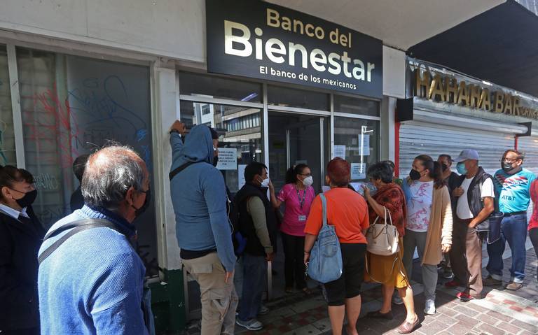 «Para el mandado o medicinas»: adultos mayores hacen largas filas para cobrar su pensión