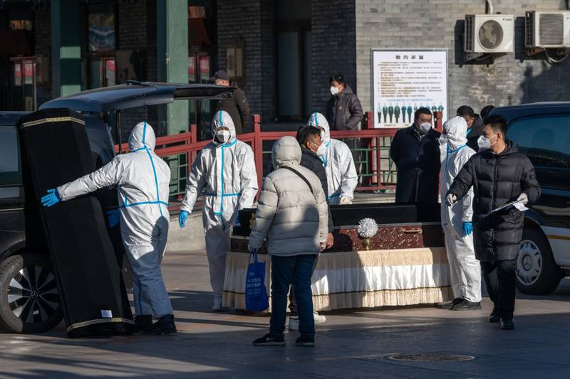 Crematorios en China se saturan por COVID-19… Familias esperan semanas por un lugar para sus seres queridos