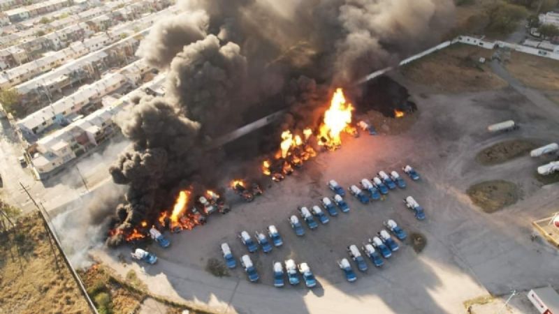 Incendio destruye 16 pipas en gasera de San Nicolás de los Garza, NL