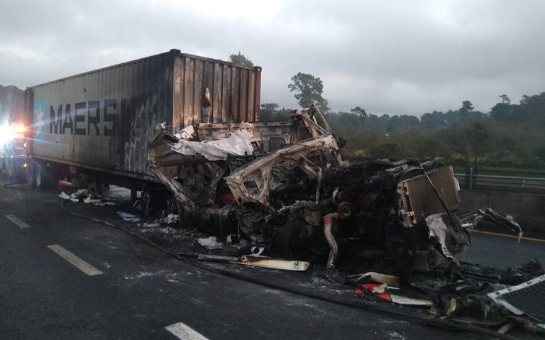 Choque e incendio de tráiler en la autopista a Perote