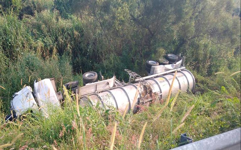 Vuelca pipa cargada de ácido nítrico en Gutiérrez Zamora; autoridades atienden emergencia