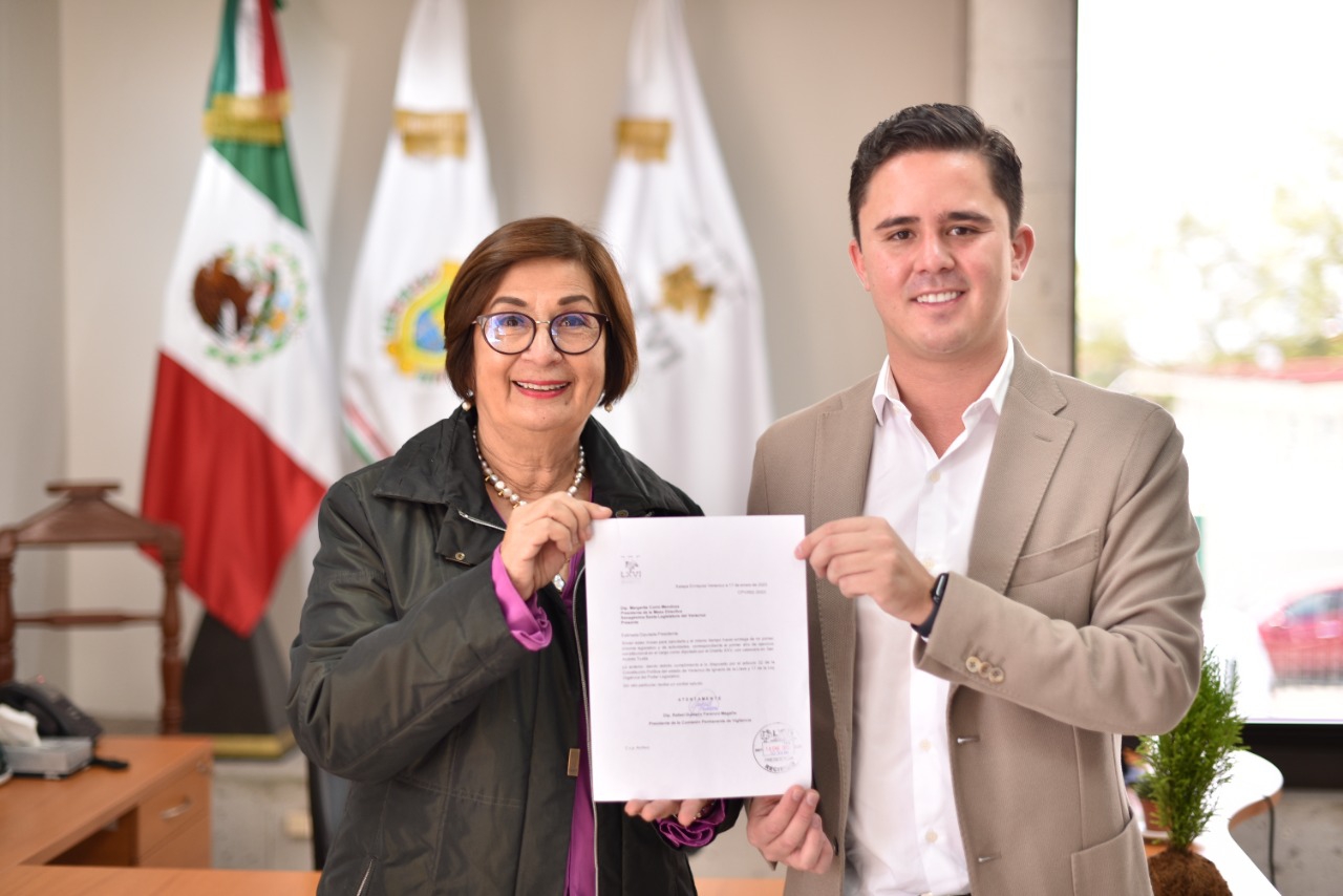 Entrega Rafa Fararoni Primer Informe Legislativo ante Mesa Directiva del Congreso de Veracruz