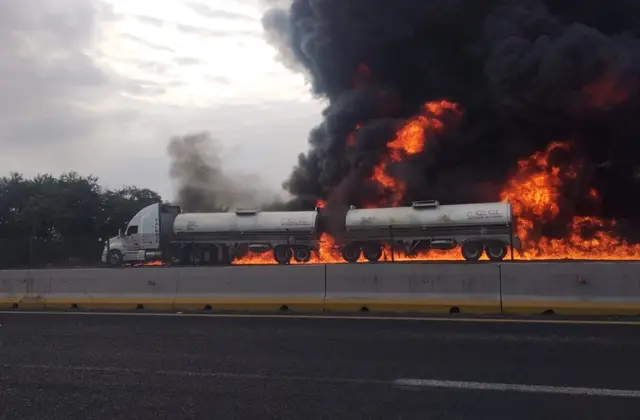 Alarma por explosión de pipa con combustible en la Córdoba-Veracruz