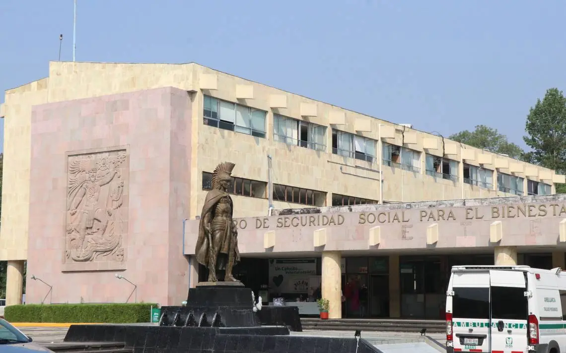 Zoé Robledo: Falta cubrir 53% de equipo médico en IMSS Veracruz