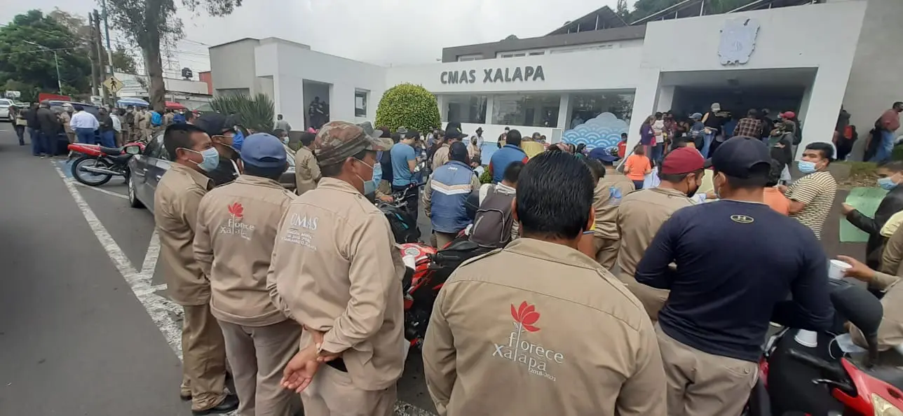 CMAS Xalapa: Trabajadores en riesgo por tanques a punto de desplomarse