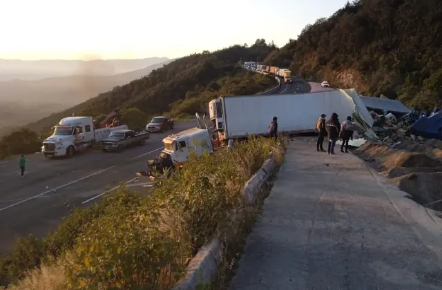 Rapiñan verduras en Cumbres de Maltrata; tráileres se quedan sin frenos