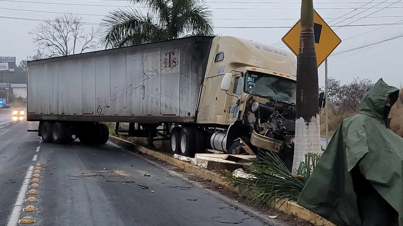 Tráfico lento en carretera Xalapa-Veracruz: Tráiler se impacta contra camellón