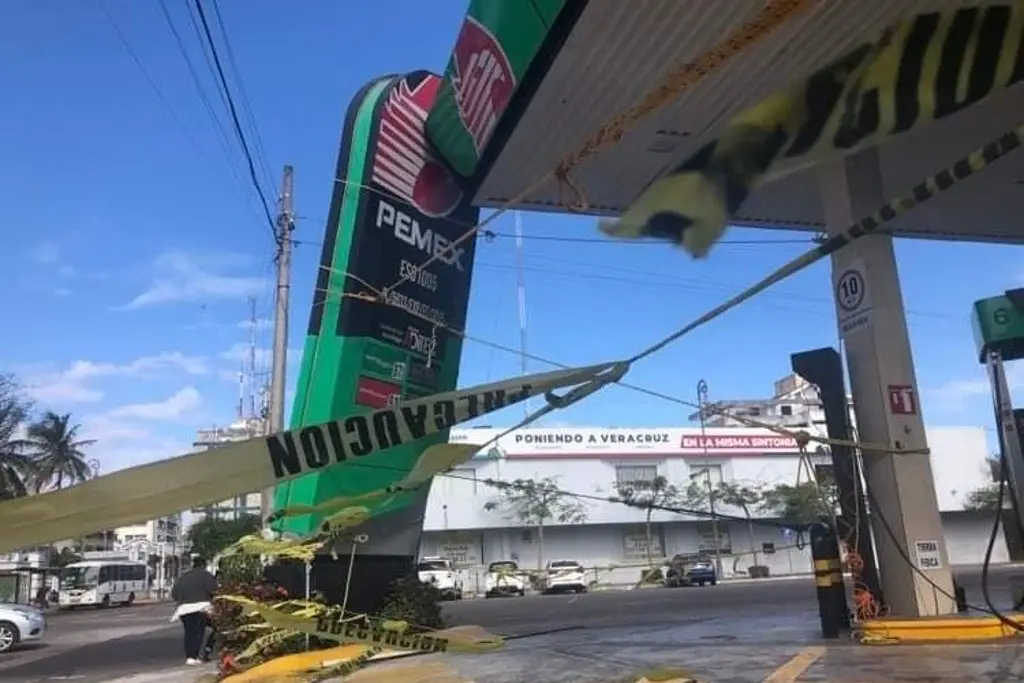 Norte daña anuncio luminoso en gasolinera de Veracruz