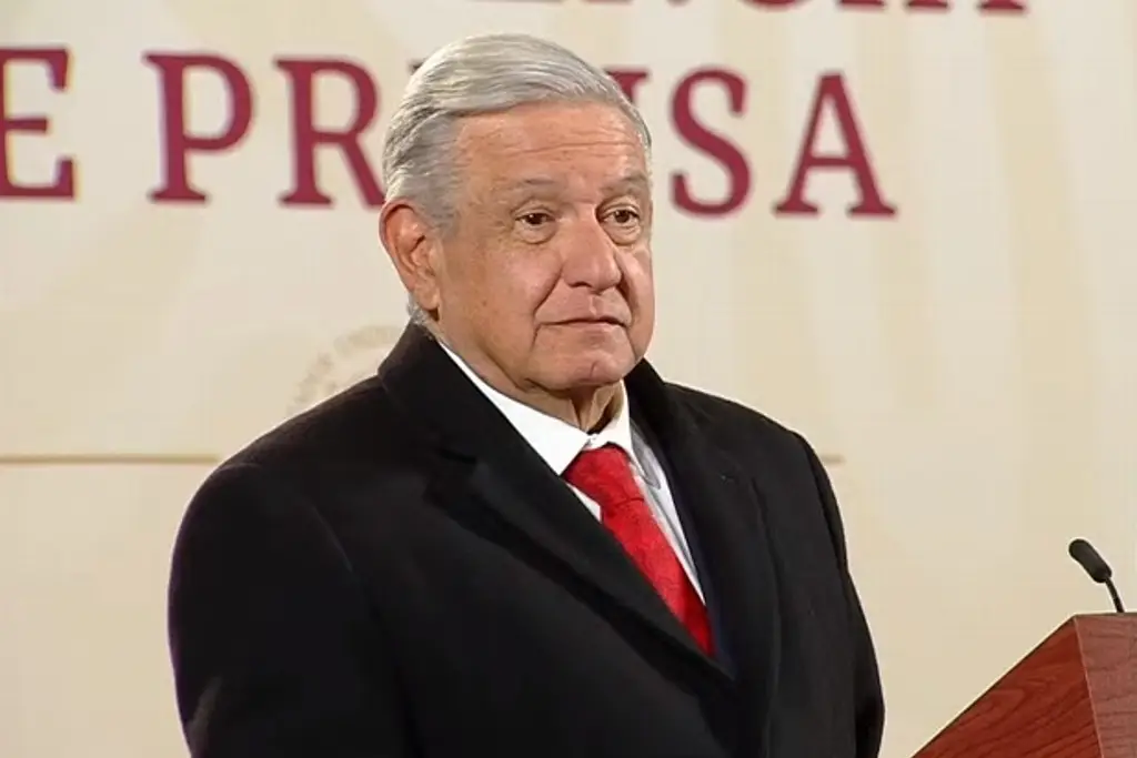 AMLO critica a presidenta de la Corte por quedarse sentada en conmemoración de la Constitución