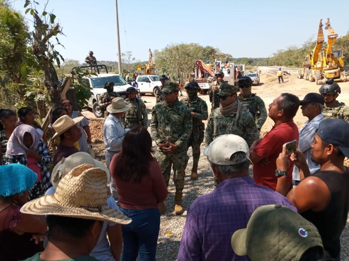 Bloquean obras del tren del Istmo y la carretera transístmica; denuncian amenazas de la Marina