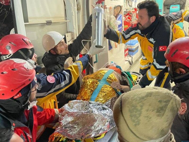 Rescatan a mujer de 77 años tras estar una semana bajo escombros por terremoto