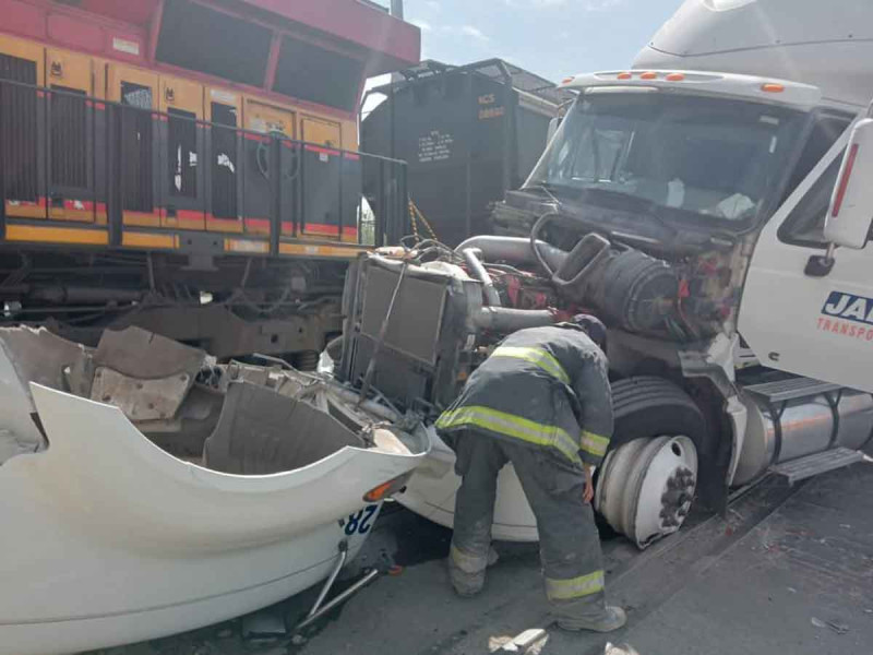 Se salva trailero al querer ganarle el paso al tren en Ramos Arizpe, Coahuila