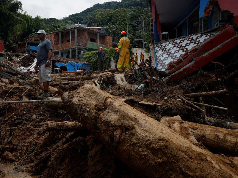 Fuertes lluvias en Brasil provocan deslave en poblado y deja 49 muertos