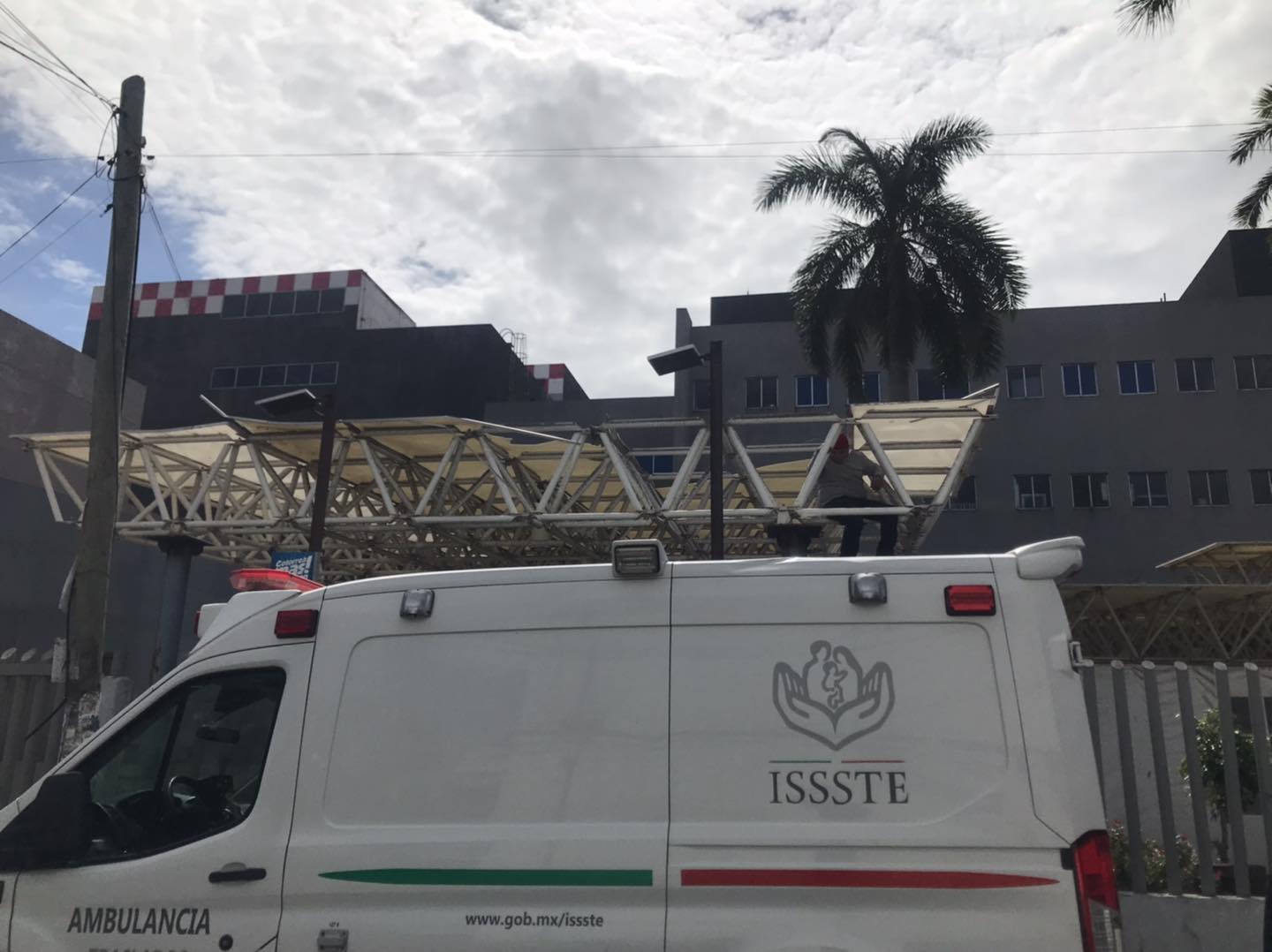 Por desprendimiento del techo en el ISSSTE de Veracruz, cierran calle