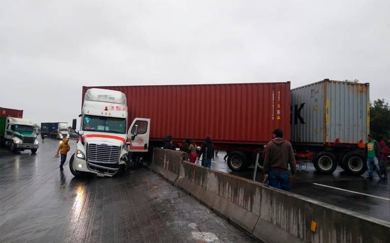 Camión con doble remolque genera caos en la carretera Perote-Xalapa