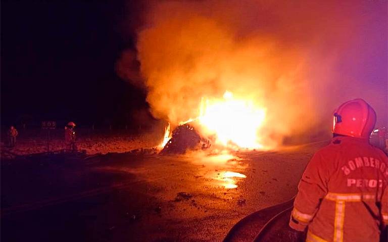 Incendio de tráiler movilizó a bomberos en carretera de Perote