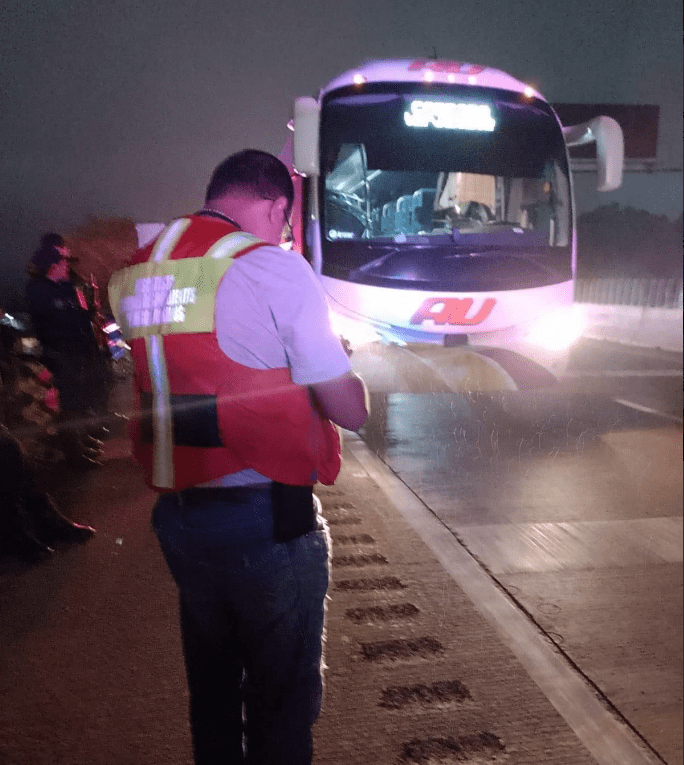 Hieren a chofer de autobús AU en la autopista Veracruz-Puebla en asalto